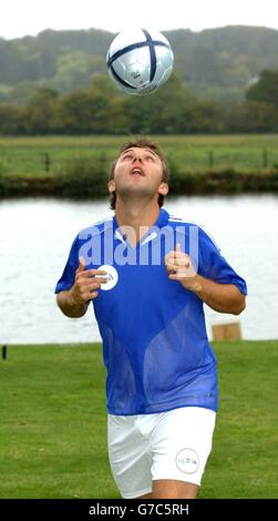 Jonathan Wilkes, footballeur célèbre, pose pour les photographes lors d'une séance photo avant le match de Sky One au Bisham Abbey Sports Center.Le 3 octobre, une équipe de football de célébrité entrera dans l'académie de formation de Newcastle United et, dirigée par Graham Taylor, sera soumise à une semaine de formation professionnelle.À la fin de la semaine, l'équipe jouera un match contre un jeu de légendes de Premiership X1 sous Bobby Robson. Banque D'Images