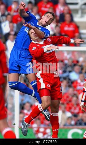 Mark Viduka de Middlesbrough (à droite) est contesté par John Terry de Chelsea lors du match Barclaycard Premiership au stade Riverside, à Middlesbrough. Note finale Middlesbrough 0-1 Chelsea. Banque D'Images