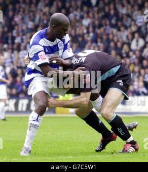 Les Queens Park Rangers Paul Furlong (L) et Martin Keown de Leicester City sont impliqués dans un court combat lors du match de championnat Coca-Cola à Loftus Road, Londres, le samedi 25 septembre 2004. PAS D'UTILISATION DU SITE WEB DU CLUB OFFICIEUX. Banque D'Images