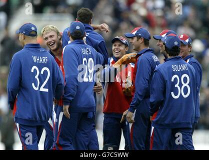 Andrew Flintock (deuxième à gauche) célèbre avec Andrew Strauss, le batteur des West Indies, Ramnaresh Sarwan, lors de la finale du Trophée des champions de l'ICC à l'Oval, Londres, le samedi 25 septembre 2004.USAGE ÉDITORIAL UNIQUEMENT.PAS D'UTILISATION DE TÉLÉPHONE MOBILE. Banque D'Images