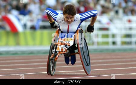 Tanni Grey Thompson en Grande-Bretagne pendant les épreuves du T53 400 mètres féminin aux Jeux paralympiques d'Athènes, en Grèce, le samedi 25 2004 septembre. Banque D'Images