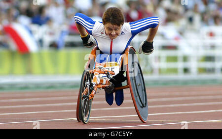 Tanni Grey Thompson en Grande-Bretagne pendant les épreuves du T53 400 mètres féminin aux Jeux paralympiques d'Athènes, en Grèce, le samedi 25 2004 septembre. Banque D'Images