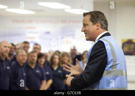 Le Premier ministre David Cameron rencontre son personnel lors d'une visite au laboratoire Abbott Diabetes Care de Witney, dans l'Oxfordshire, pour découvrir une nouvelle technologie de surveillance du glucose appelée FreeStyle libre. Banque D'Images