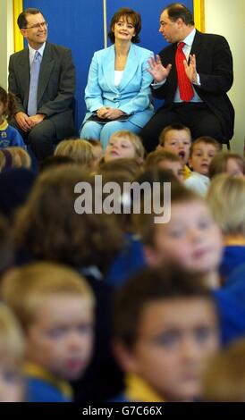 L'épouse du Premier ministre, Cherie Blair, rencontre des élèves lors de l'ouverture d'une nouvelle aile de l'école primaire Goldstone à Hove. Banque D'Images