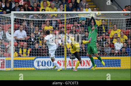 Le gardien de but de Watford Heurelho Gomes (à droite) fait une économie de dernière minute car Callum Wilson (à gauche) de l'AFC Bournemouth dirige un tir sur le but lors du match de championnat Sky Bet à Vicarage Road, Watford. Banque D'Images