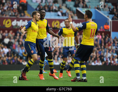 Danny Welbeck d'Arsenal (2e à gauche) célèbre avec Aaron Ramsey (à gauche) et Mesut Ozil (à droite) après avoir marquant ses côtés le deuxième but du match contre Aston Villa. Banque D'Images