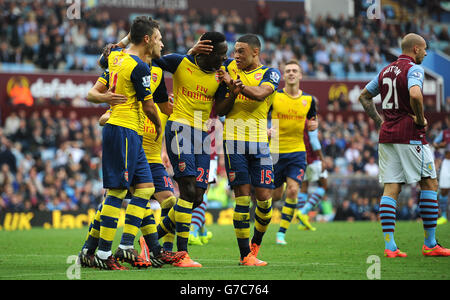 Danny Welbeck d'Arsenal (2e à droite) célèbre avec Aaron Ramsey (2e à gauche), Mesut Ozil (à gauche) et Alex Oxlade-Chamberlain (à droite) après avoir marquant ses côtés le deuxième but du match contre Aston Villa. Banque D'Images