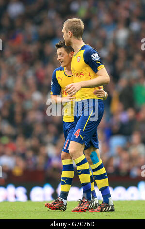 Mesut Ozil d'Arsenal (à gauche) célèbre le but d'ouverture de ses équipes en même temps que son coéquipier Per Mertesacker lors du match de la Barclays Premier League à Villa Park, Birmingham. Banque D'Images