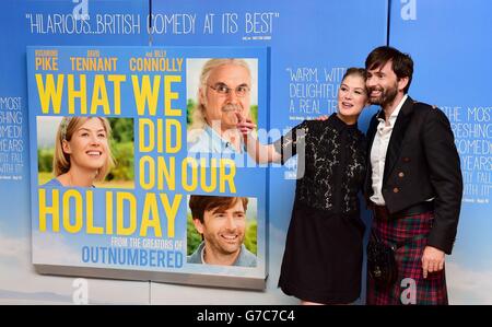 Rosamund Pike et David Tennant ont assisté à la première de ce que nous avons fait pendant nos vacances à l'Odeon West End, Londres. Banque D'Images