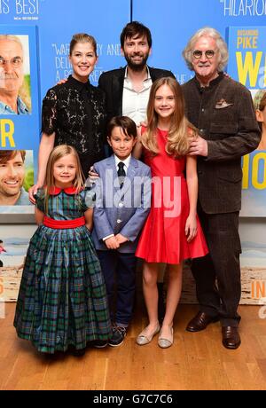 (De gauche à droite, rangée arrière) Rosamund Pike, David Tennant et Billy Connolly, (de gauche à droite rangée avant) Harriet Turnball, Bobby Smalldridge et Emilia Jones participant à la première de ce que nous avons fait pendant nos vacances à l'Odeon West End, Londres. Banque D'Images