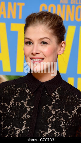 Rosamund Pike assister à la première de ce que nous avons fait pendant nos vacances à l'Odeon West End, Londres. Banque D'Images