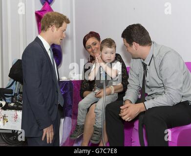 Le prince Harry rencontre Carson Hartley, quatre ans, enfant gagnant de l'inspiration 3-6, qui souffre de maladies pulmonaires, de troubles cardiaques, de spina bifida et de maladies osseuses fragiles, avec sa mère Kirsty et son père Damian lors de la cérémonie des WellChild Awards qui s'est tenue au London Hilton, Park Lane, Londres. Banque D'Images