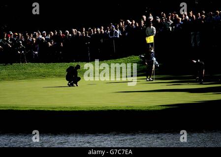 Tiger Woods, qui porte une blessure, marque sa balle sur le 4ème greening le premier jour du Championnat du monde American Express à Mount Juliet dans Co. Kilkenny, Irlande. Banque D'Images