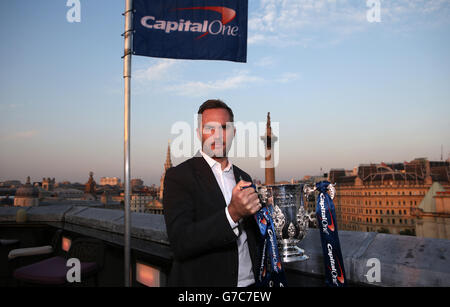 Football - Capital One Cup Drinks Evening - Vista au Trafalgar.L'ancien joueur Jason McAteer tient la coupe Capital One lors d'un événement de football League au Vista au Trafalgar Banque D'Images