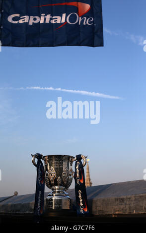 La coupe Capital One sur le toit du Vista Au Trafalgar lors d'un événement de football League Banque D'Images