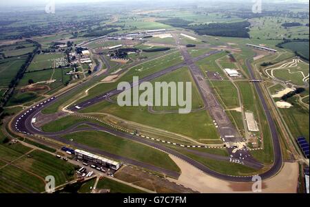 Dossier de la bibliothèque, daté du mercredi 20 juin 2001.Une vue aérienne du circuit de Silverstone, dans le Northamptonshire : le Grand Prix britannique a été abandonné du calendrier des courses automobiles pour la première fois dans l'histoire de la Formule 1 dans une rangée au-dessus de l'offre de plusieurs millions de livres pour promouvoir la course de Silverstone, le propriétaire du circuit a annoncé jeudi 30 septembre 2004.Le British Racing Drivers' Club, qui possède et gère le circuit de Northamptonshire, avait jusqu'à aujourd'hui pour présenter une offre de promotion du Grand Prix 2005 qui a rencontré l'approbation de la suprêmo de Formule 1 Bernie Ecclestone.Voir PA Story SPORT Banque D'Images