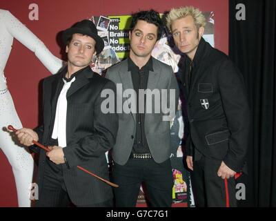 (De gauche à droite) Tre Cool, Billie Joe Armstrong et Mike Dirnt du groupe punk rock Green Day lors de leur apparition sur MTV TRL - Total Request Live - show, dans les nouveaux studios de Leicester Square, dans le centre de Londres. Le groupe a surpassé le classement de l'album britannique avec 'American Idiot'. Banque D'Images
