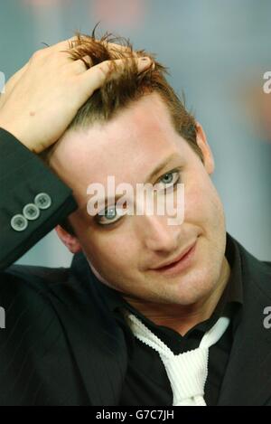 Tre Cool du groupe de rock punk Green Day lors de leur apparition sur le spectacle TRL - Total Request Live de MTV, dans les nouveaux studios de Leicester Square, dans le centre de Londres. Le groupe a surpassé le classement de l'album britannique avec 'American Idiot'. Banque D'Images