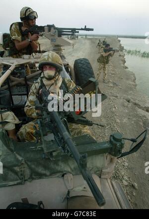 Les Soilders du 51 Squadron RAF Regiment basé à RAF Lossiemouth en Écosse prennent position le long de la rive de la rivière à la périphérie de Bassorah lors d'une patrouille tôt le matin.L'escadron est responsable de la protection de l'aéroport de Basra contre les attaques. Banque D'Images