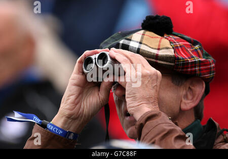 Un spectateur observe l'action à travers une paire de jumelles lors d'une séance d'entraînement au terrain de golf Gleneagles, dans le Perthshire. Banque D'Images