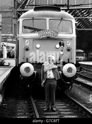 Le président libéral de cette année, M. David Penhaligon, député de Truro, avec le train express qu'il a appelé David Lloyd George, à Kings Cross, à Londres. Banque D'Images