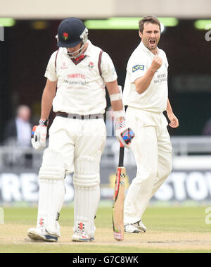 Tim Murtagh, le joueur de cricket de Middlesex, célèbre le tournoi de cricket de Simon Kerrigan (à gauche), dans le Lancashire, au cours du troisième jour du championnat du comté de LV= à Old Trafford, Manchester. Banque D'Images