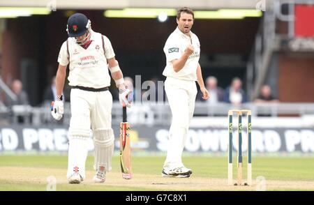 Tim Murtagh, le joueur de cricket de Middlesex, célèbre le tournoi de cricket de Simon Kerrigan (à gauche), dans le Lancashire, au cours du troisième jour du championnat du comté de LV= à Old Trafford, Manchester. Banque D'Images