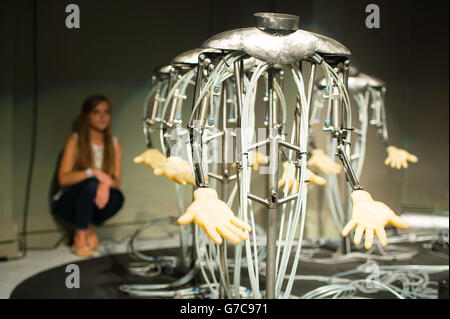 « Dance machines », par l'artiste Peter William Holden, une installation de membres pneumatiques dansants provenant du corps de l'artiste, au 88 Borough High Street, dans le centre de Londres. Banque D'Images