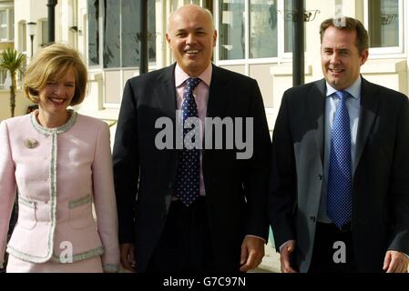 L'ancien chef du Parti conservateur Iain Duncan-Smith (au centre) et son épouse Betsy (à gauche) sont accueillis par le coprésident du parti, le Dr Liam Fox, à leur arrivée à la conférence annuelle du parti à Bournemouth. Banque D'Images