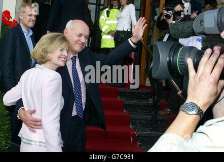 L'ancien chef du Parti conservateur Iain Duncan-Smith et son épouse Betsy arrivent à la conférence annuelle du parti à Bournemouth. Banque D'Images