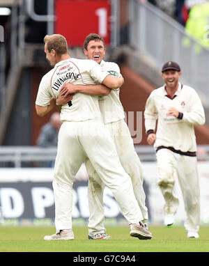 Simon Kerrigan, du Lancashire, célèbre le match de cricket du batteur du Middlesex Sam Robson avec Liam Livingstone (à gauche), au cours du troisième jour du championnat du comté de LV= à Old Trafford, Manchester. Banque D'Images