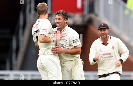 Simon Kerrigan, du Lancashire, célèbre le match de cricket du batteur du Middlesex Sam Robson avec Liam Livingstone (à gauche), au cours du troisième jour du championnat du comté de LV= à Old Trafford, Manchester. Banque D'Images