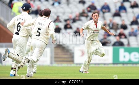 Simon Kerrigan, de Lancashire (à droite), célèbre la victoire du batteur du Middlesex Joe Denly, lors du troisième jour du championnat du comté de LV= à Old Trafford, Manchester. Banque D'Images