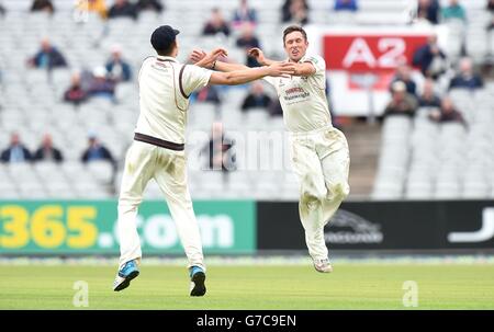 Simon Kerrigan, de Lancashire (à droite), célèbre la victoire du batteur du Middlesex Joe Denly, lors du troisième jour du championnat du comté de LV= à Old Trafford, Manchester. Banque D'Images