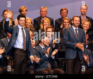 Rory McIlroy (à gauche) et Sergio Garcia en Europe lors de la cérémonie d'ouverture de la 40ème Ryder Cup au Gleneagles Golf course, Perthshire. Banque D'Images