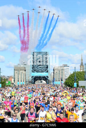 Les flèches rouges survolent le pont Tyne pendant la Great North Run. Banque D'Images