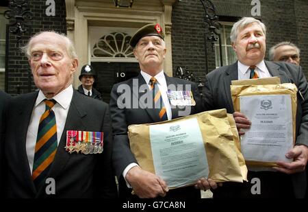 (De gauche à droite) le général de division Nigel Gribbon, 87 ans, de Lancaster, Michael Morgan, 58 ans, de Preston, Lancs les deux anciens soldats du Royal Border Regiment du roi et le major Michael Brandwood, secrétaire régimentaire adjoint du King's Own Royal Border Regiment, rue Downing, le mercredi 15 septembre 2004, De remettre une pétition signée par 30,000 à Tony Blair. Leur régiment historique est confronté à la hache dans le cadre des plans de restructuration de la défense actuels. Banque D'Images