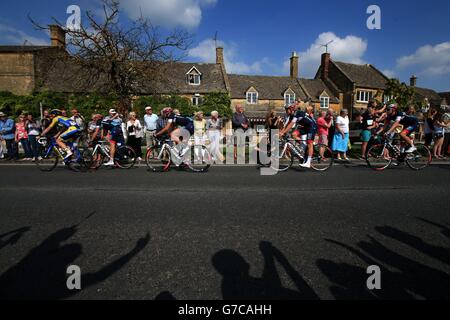 Le Tour de Grande-Bretagne à vélo à travers Broadway dans le Worcestershire pendant la quatrième étape du Tour de Grande-Bretagne 2014. Banque D'Images