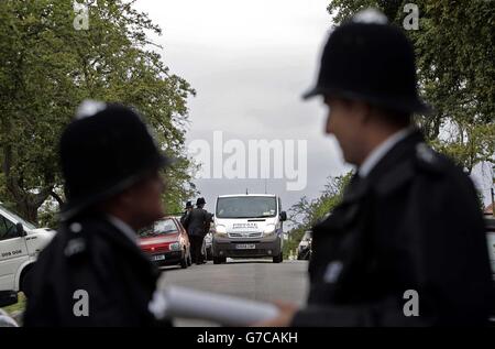 La police veille à ce qu'une ambulance privée arrive à Highgate Hill, Hampstead, dans le nord de Londres, pour enlever les corps d'un couple âgé qui a été trouvé après avoir été brutalement assassiné.Une énorme chasse à l'homme était en cours pour le tueur après que les corps des retraités ont été découverts par un décorateur qui était venu travailler sur leur maison.Il a trouvé les suites d'un bain de sang si horrible que les détectives n'ont pas encore établi quelle arme a été utilisée pour tuer le couple.Le couple - un homme dans ses années 70 et sa femme, qui est dans ses années 60 - ont été trouvés ce matin en bas dans leur maison semi-individuelle de trois chambres sur Banque D'Images