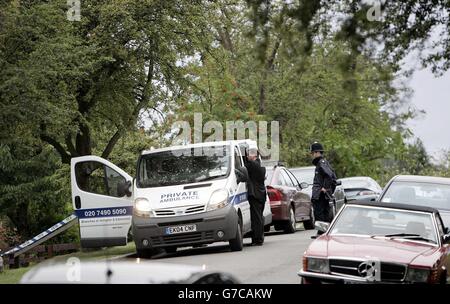 Une ambulance arrive à l'extérieur de la maison sur un domaine privé à Highgate Hill, Hampstead, dans le nord de Londres, où les corps d'un couple âgé ont été trouvés après avoir été brutalement assassinés.Une énorme chasse à l'homme était en cours pour le tueur après que les corps des retraités ont été découverts par un décorateur qui était venu travailler sur leur maison.Il a trouvé les suites d'un bain de sang si horrible que les détectives n'ont pas encore établi quelle arme a été utilisée pour tuer le couple.Le couple - un homme dans ses années 70 et sa femme, qui est dans ses années 60 - ont été trouvés ce matin en bas dans leur semi-détaché de trois chambres Banque D'Images