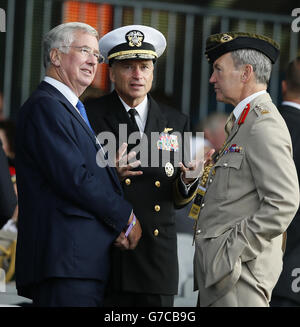 (De gauche à droite) le secrétaire de la Défense Michael Fallon, l'amiral américain James Sandy Winnefeld et le chef d'état-major de la Défense Sir Nicholas Houghton parlent lors de la cérémonie d'ouverture des Jeux Invictus au parc olympique de la Reine Elizabeth, à Londres. Banque D'Images