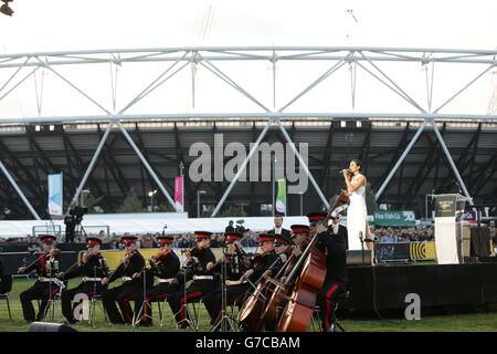 Laura Wright se produit lors de la cérémonie d'ouverture des Jeux Invictus au parc olympique Queen Elizabeth, à Londres. Banque D'Images