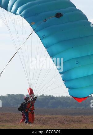 Un ancien combattant débarque d'un parachute en tandem sur Ginkel Heath, près d'Arnhem, Hollande, après avoir participé à un saut en parachute pour marquer le 60e anniversaire de la plus grande opération aérienne de l'histoire. Un groupe de 10 anciens parachutistes, âgés de 79 à 85 ans, a flotté sur Ginkel Heath, scène de la légendaire bataille « Bridge too far » en 1944. Les 10 anciens combattants ont tous été transportés dans la région d'Arnhem en septembre 1944 dans le cadre d'une énorme opération aérienne qui a impliqué quelque 35,000 soldats alliés. Banque D'Images