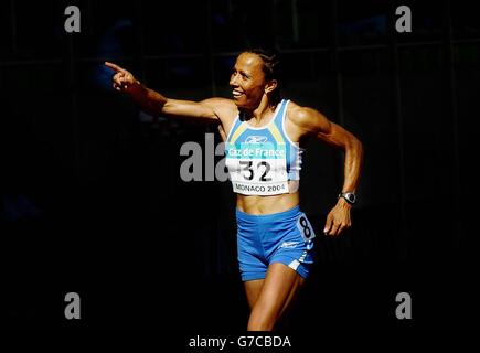 Kelly Holmes célèbre sur la piste après sa victoire la course féminine de 1500m aux finales mondiales de l'IAAF Athletics à Monaco, le samedi 18 septembre 2004. Banque D'Images