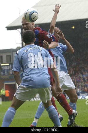 Aki Riihilahti (au centre), du Crystal Palace, part Joey Barton et Antoine Sibierski de Manchester City lors du match Barclays Premiership à Selhurst Park, Londres, le samedi 18 septembre 2004. Banque D'Images