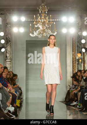 Un modèle sur la passerelle pendant le spectacle de passerelle du Pringle of Scotland à Claridge's, dans le centre de Londres, pendant la Fashion week de Londres. Banque D'Images