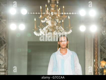 Un modèle sur la passerelle pendant le spectacle de passerelle du Pringle of Scotland à Claridge's, dans le centre de Londres, pendant la Fashion week de Londres. Banque D'Images