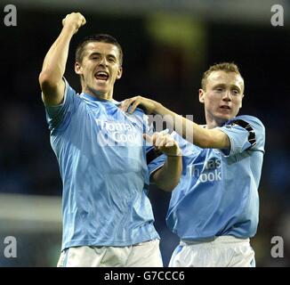 Joey Barton de Manchester City (à gauche) célèbre son but avec Willo Flood lors de leur deuxième match de la coupe de Carling contre Barnsley au stade de la ville de Manchester, à Manchester. Banque D'Images