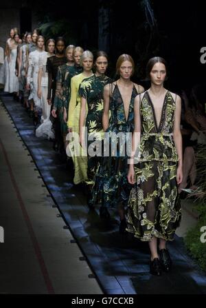 Modèles sur la passerelle pendant le spectacle de passerelle Erdem au Old Selfridges Hotel à Londres pendant la Fashion week de Londres. Banque D'Images