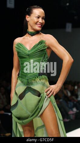 Tara Palmer Tomkinson, présente une jupe et un corsage « cantonais Spring Onion » pour le compte de Walters crops lors de la semaine de la mode de Londres Printemps/été 2005 par le designer Tristan Webber, qui s'est tenu à la tente du BCF à la place du Duc de York à Chelsea, Londres. Banque D'Images